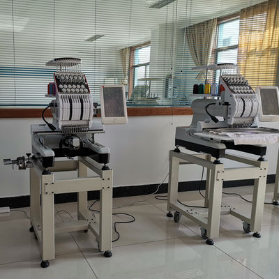 η ενιαία επικεφαλής μηχανή κεντητικής υπολογιστών υφασμάτων πετσετών κτυπά βίαια τα τζιν μπλουζών υψηλής επίδοσης λογότυπων